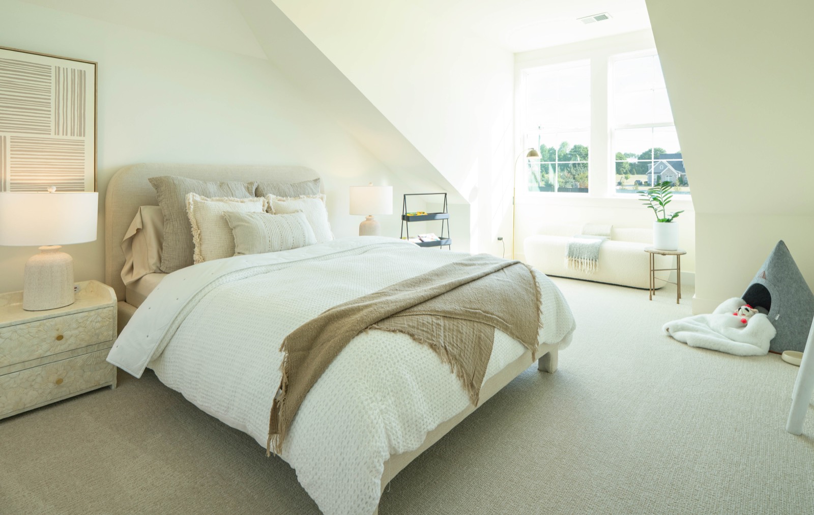 Primary Bedroom — Manegate